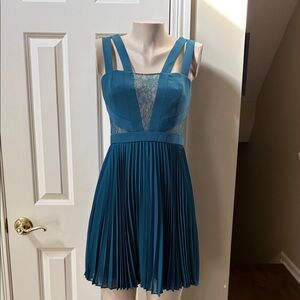 NWT BCBGMAXAZRIA green lace detail pleated skirt Dress, sz 6